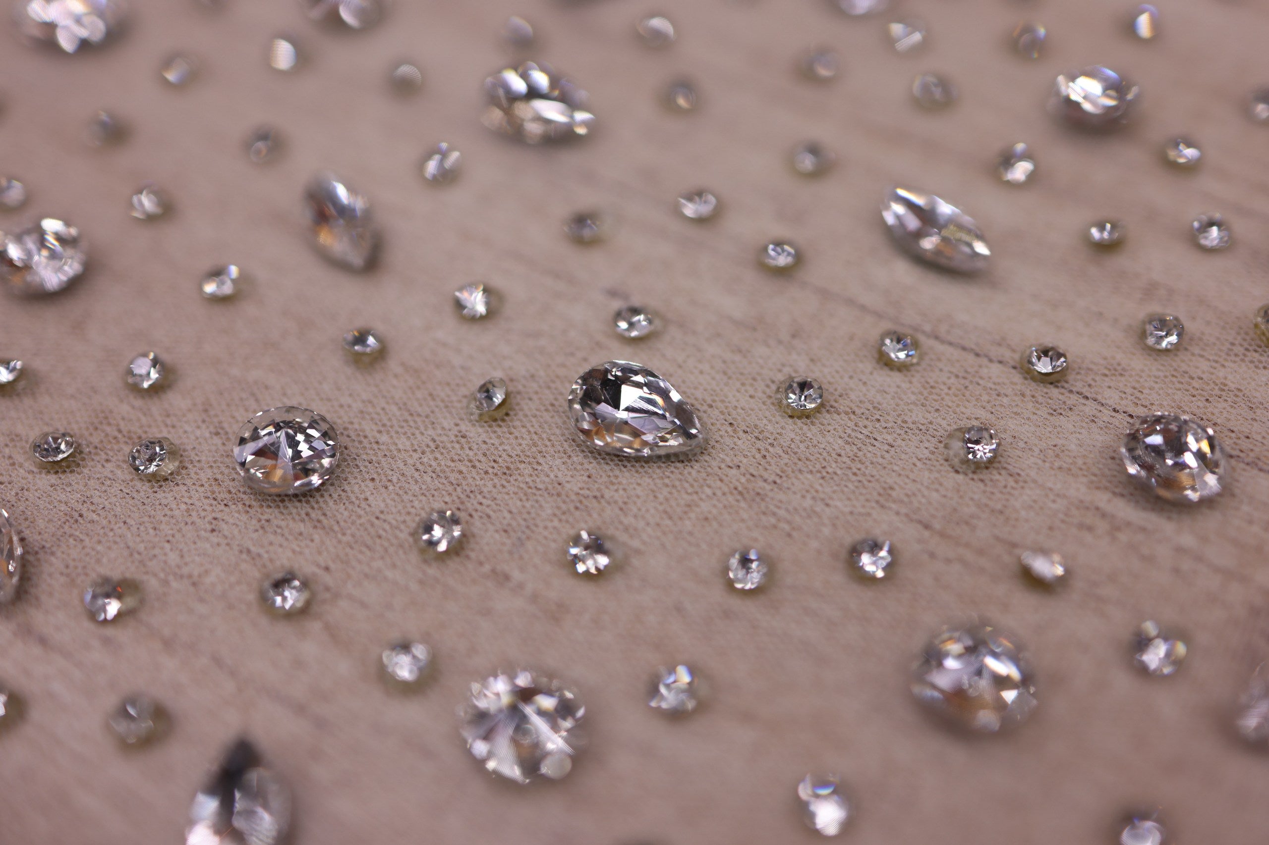Broderie de lux tip dantela cu pietre pretioase aplicate manual  C54 - Alb