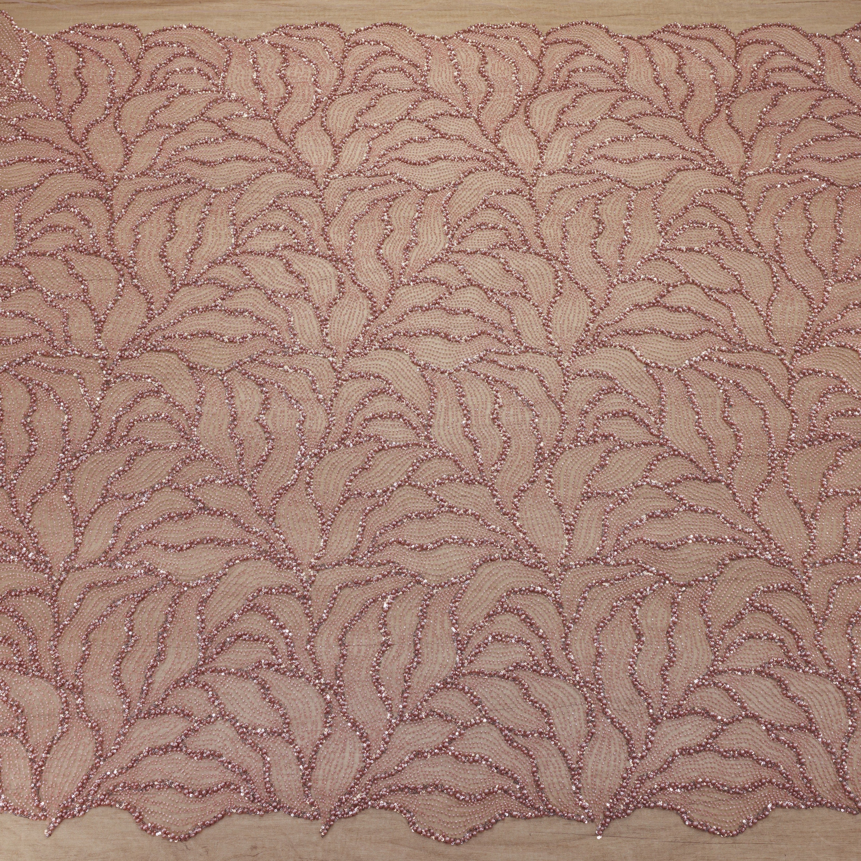 Broderie tip dantela cu perle