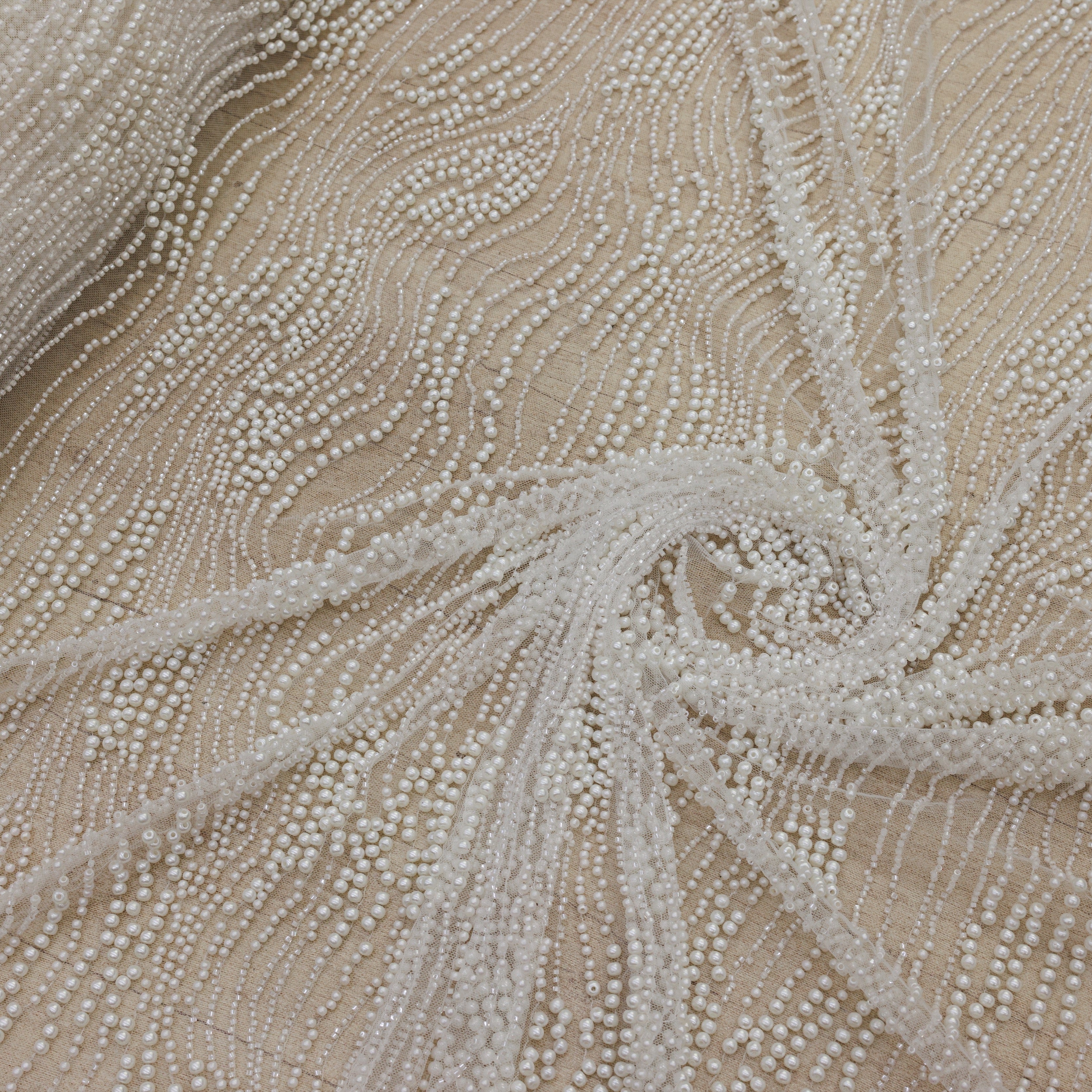 Broderie tip dantela cu perle si margele