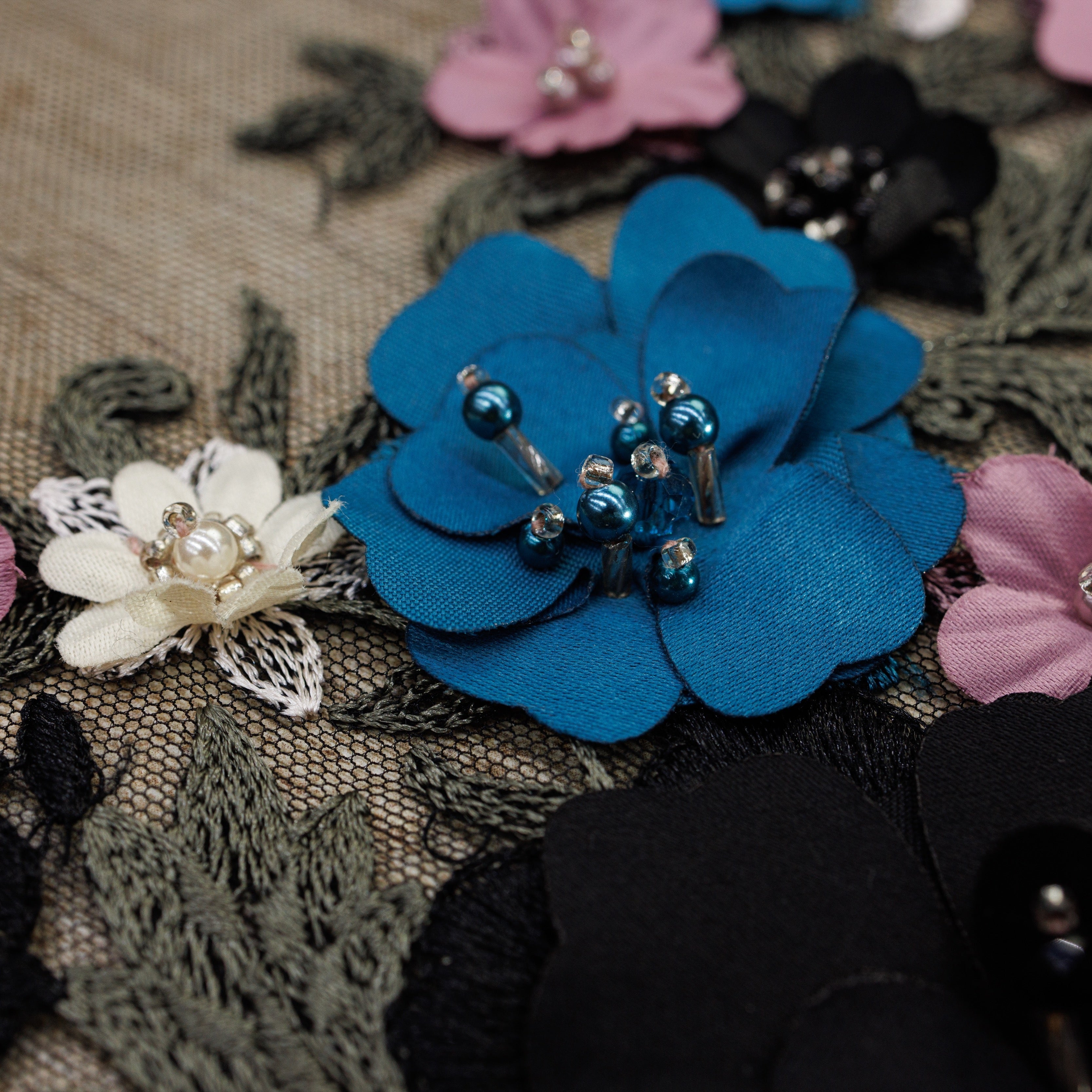 Broderie cu flori 3d cu cristale si margele A2 - Negru