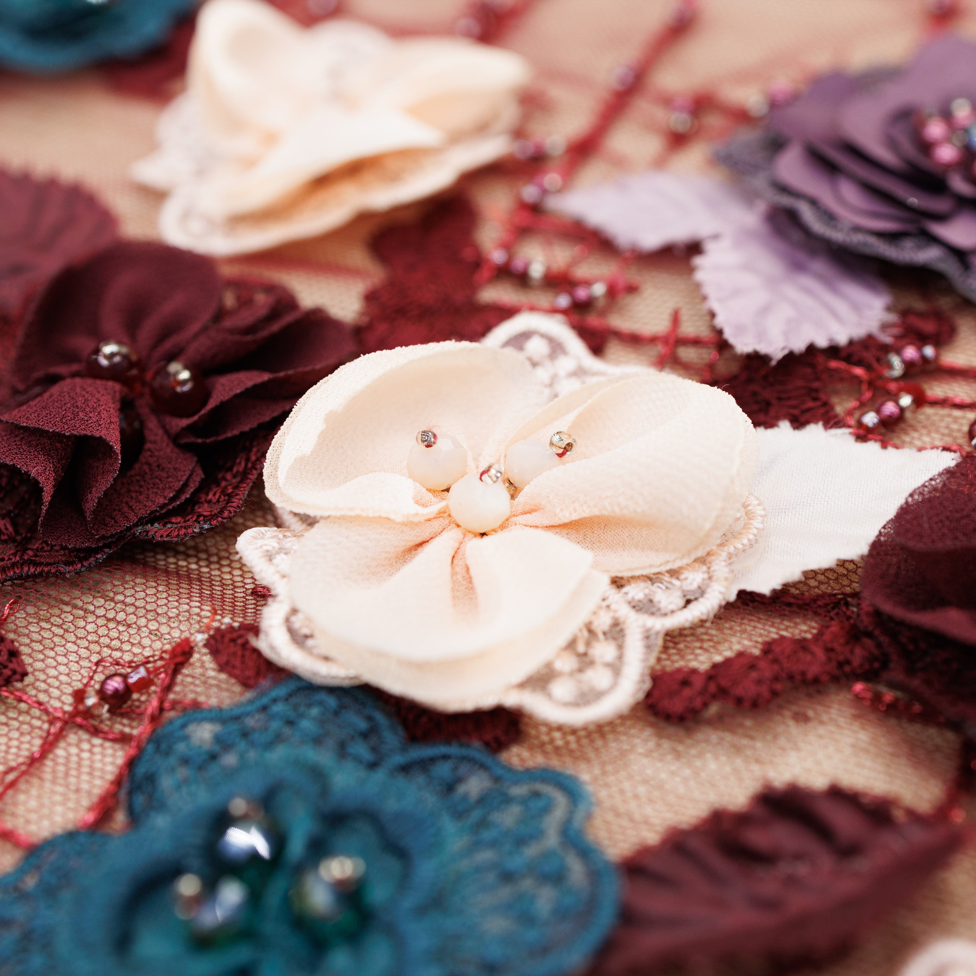 Broderie cu flori 3d cu cristale si margele A2 - Visiniu