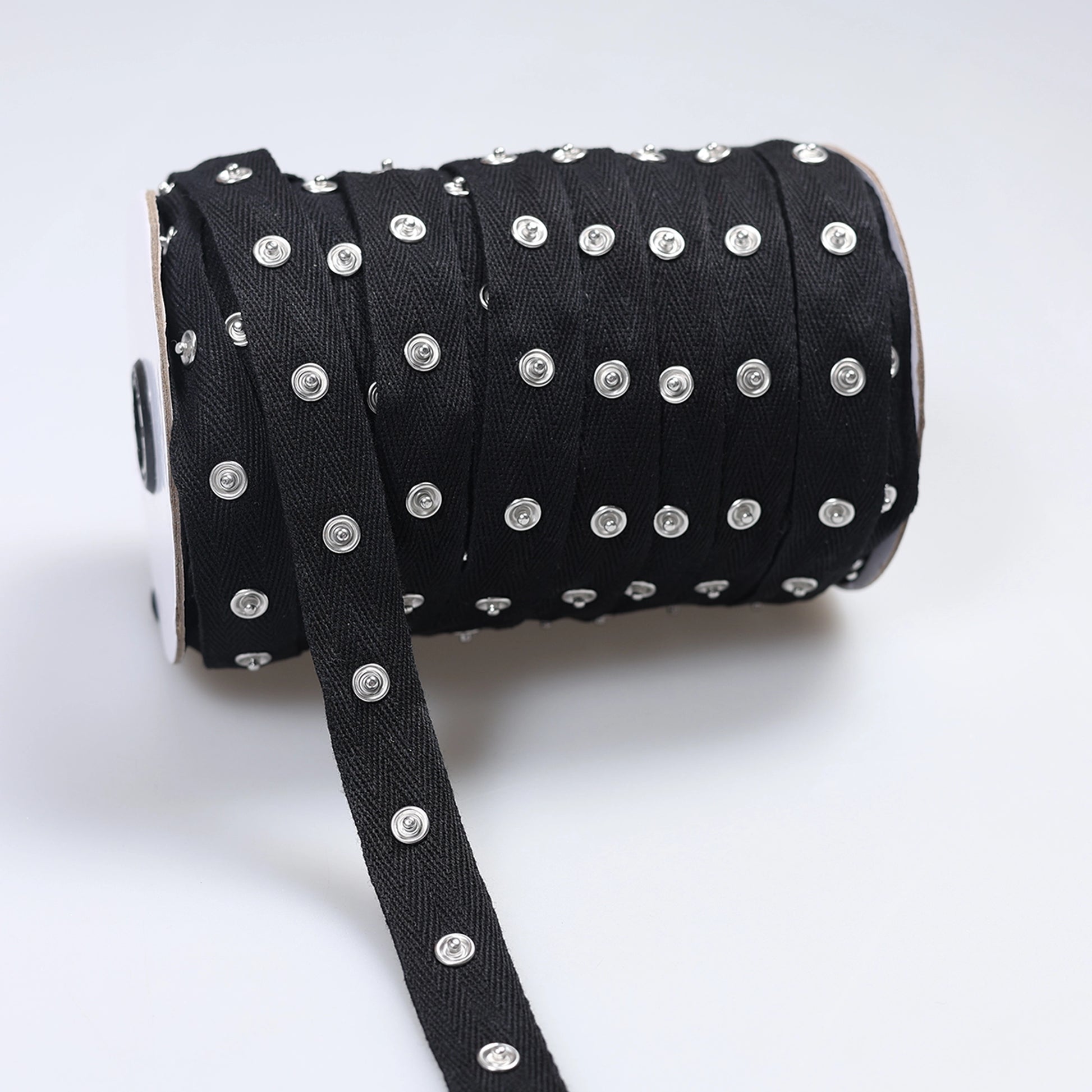 Bandă decorativă cu capse 2 cm negru - Ahura