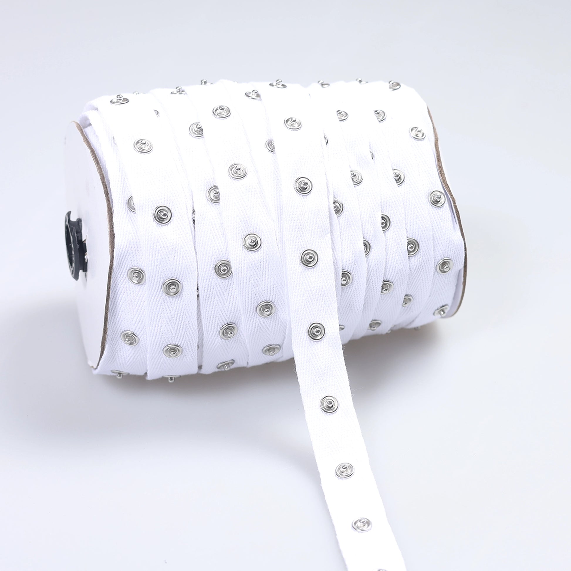 Bandă decorativă cu capse 2 cm alb