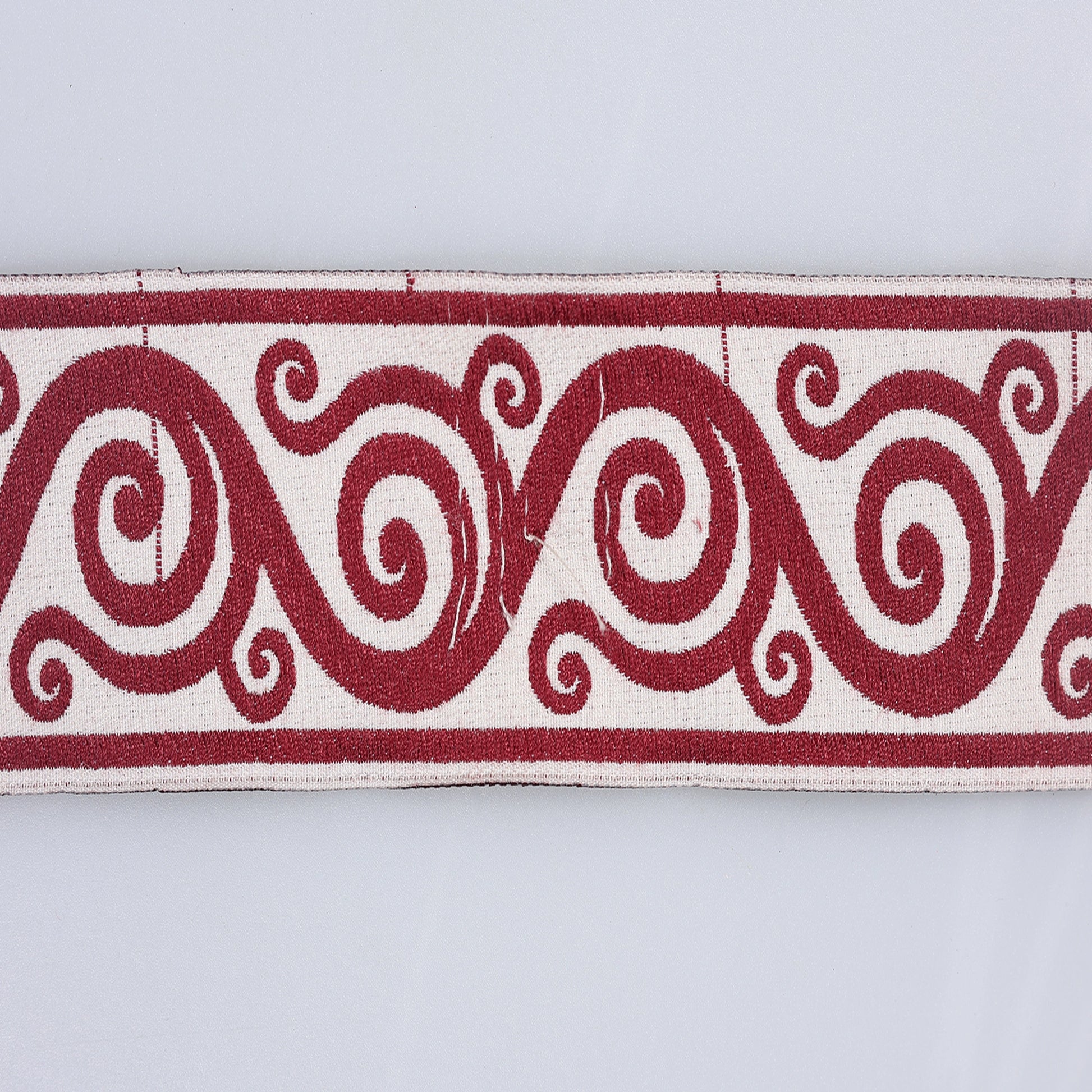 Bandă decorativă 5 cm spirale bordo detaliu