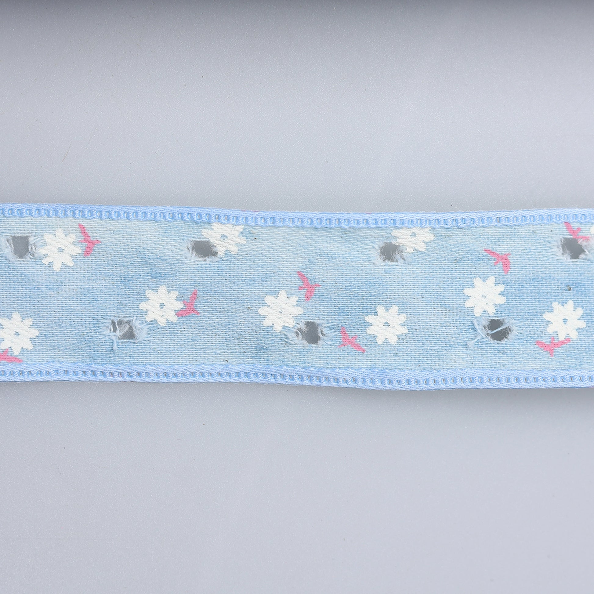 Bandă motive florale 2,5 cm bleu detaliu