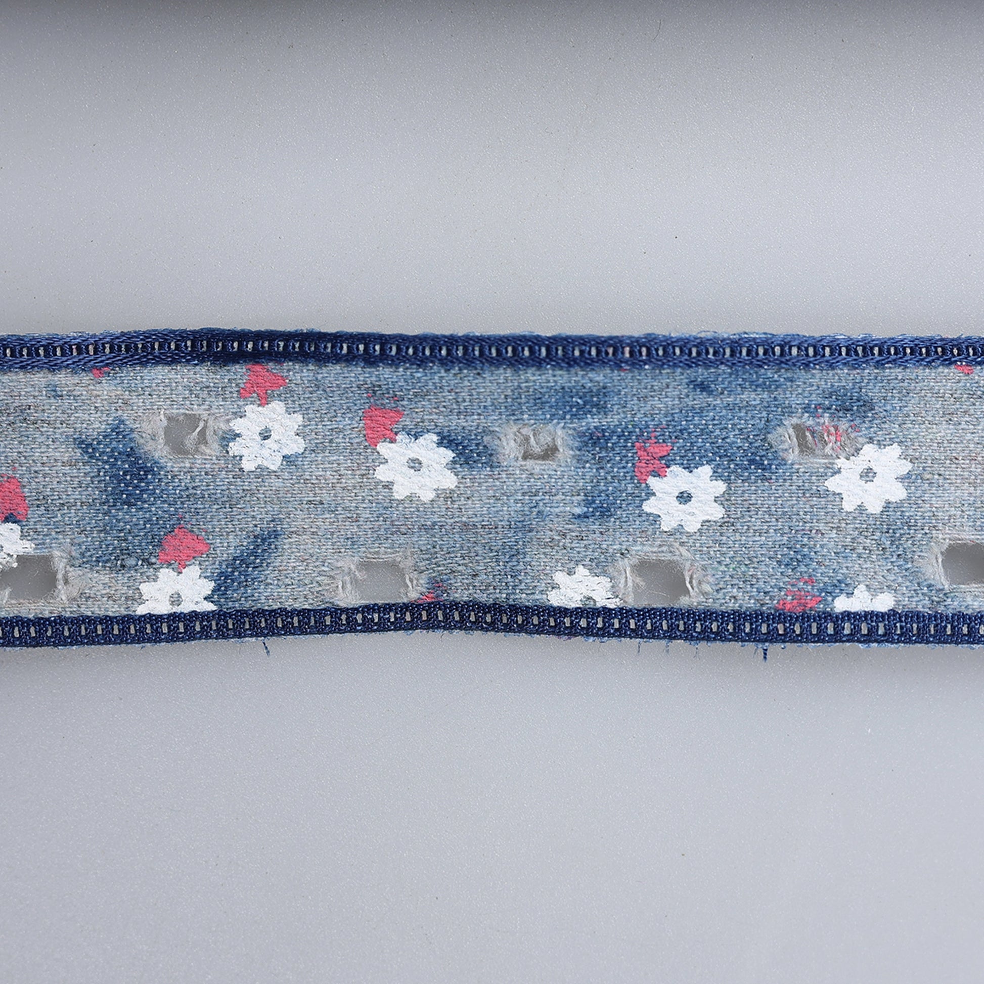 Bandă motive florale 2,5 cm bleumarin detaliu
