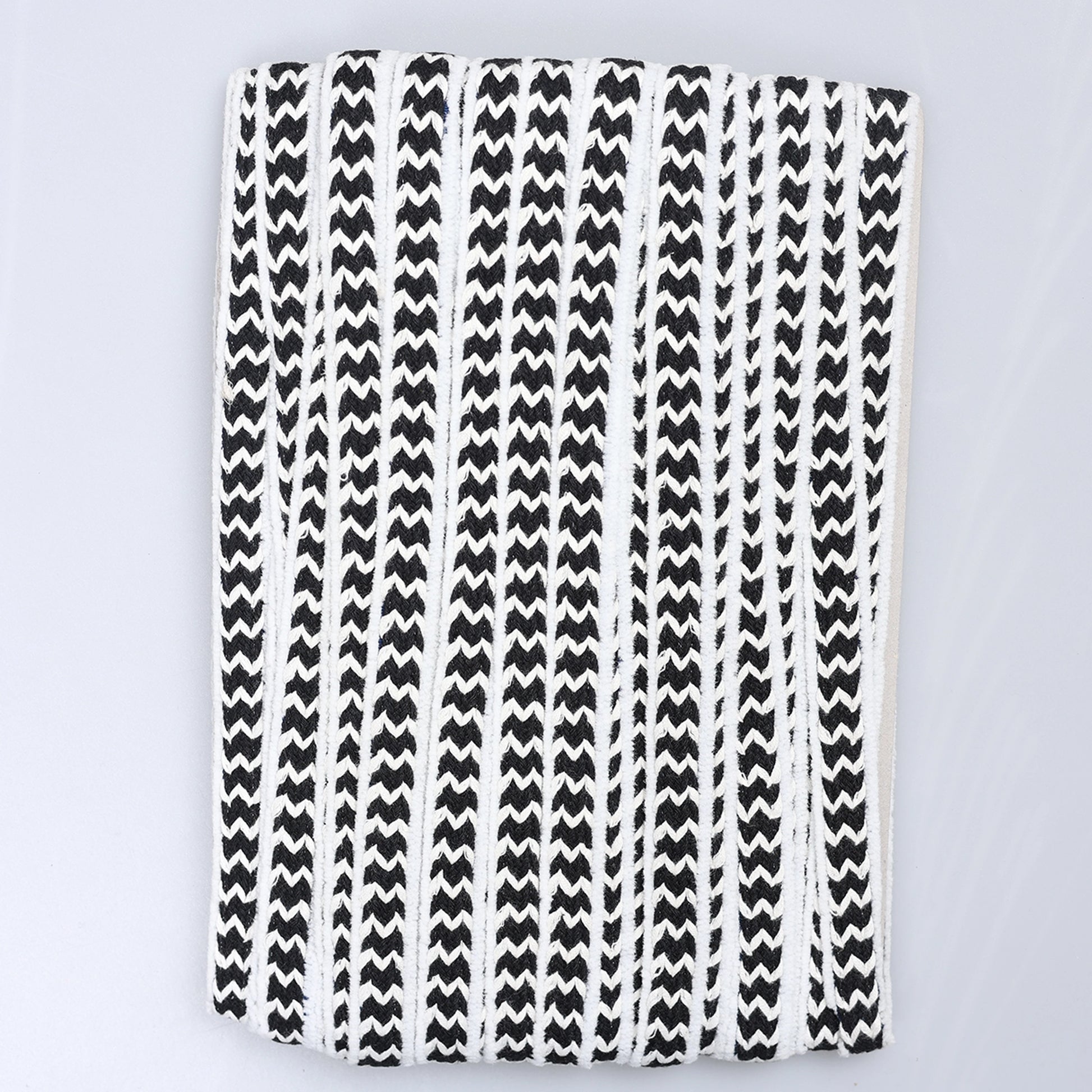 Bandă cu aspect împletit 2 cm negru-alb dens