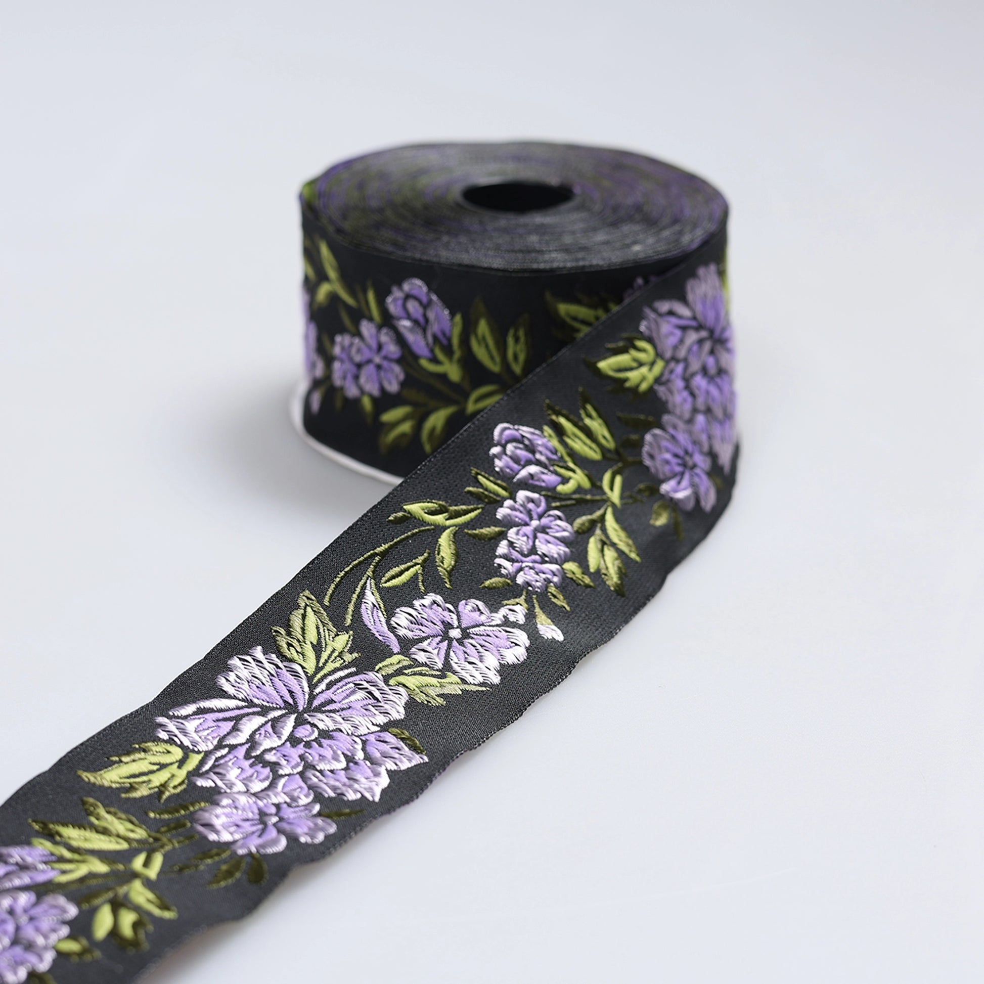 Bandă brodată florală 5 cm flori lila - Ahura