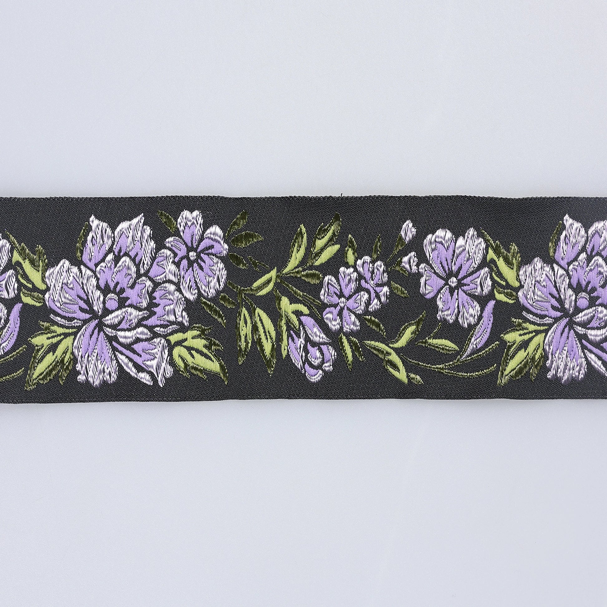 Bandă brodată florală 5 cm lila detaliu